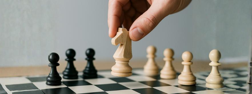 Estratégia e melhoria contínua representadas em tabuleiro de xadrez, conceito Lean Thinking nas empresas