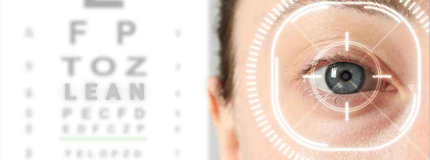 Close-up de olho humano com alvo digital luminoso sobreposto e tabela de visão destacando a palavra LEAN