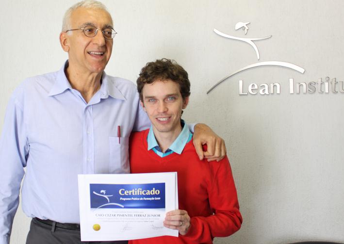 Caio Cezar Pimentel Ferraz Junior recebe diploma das mãos do prof. José Roberto Ferro