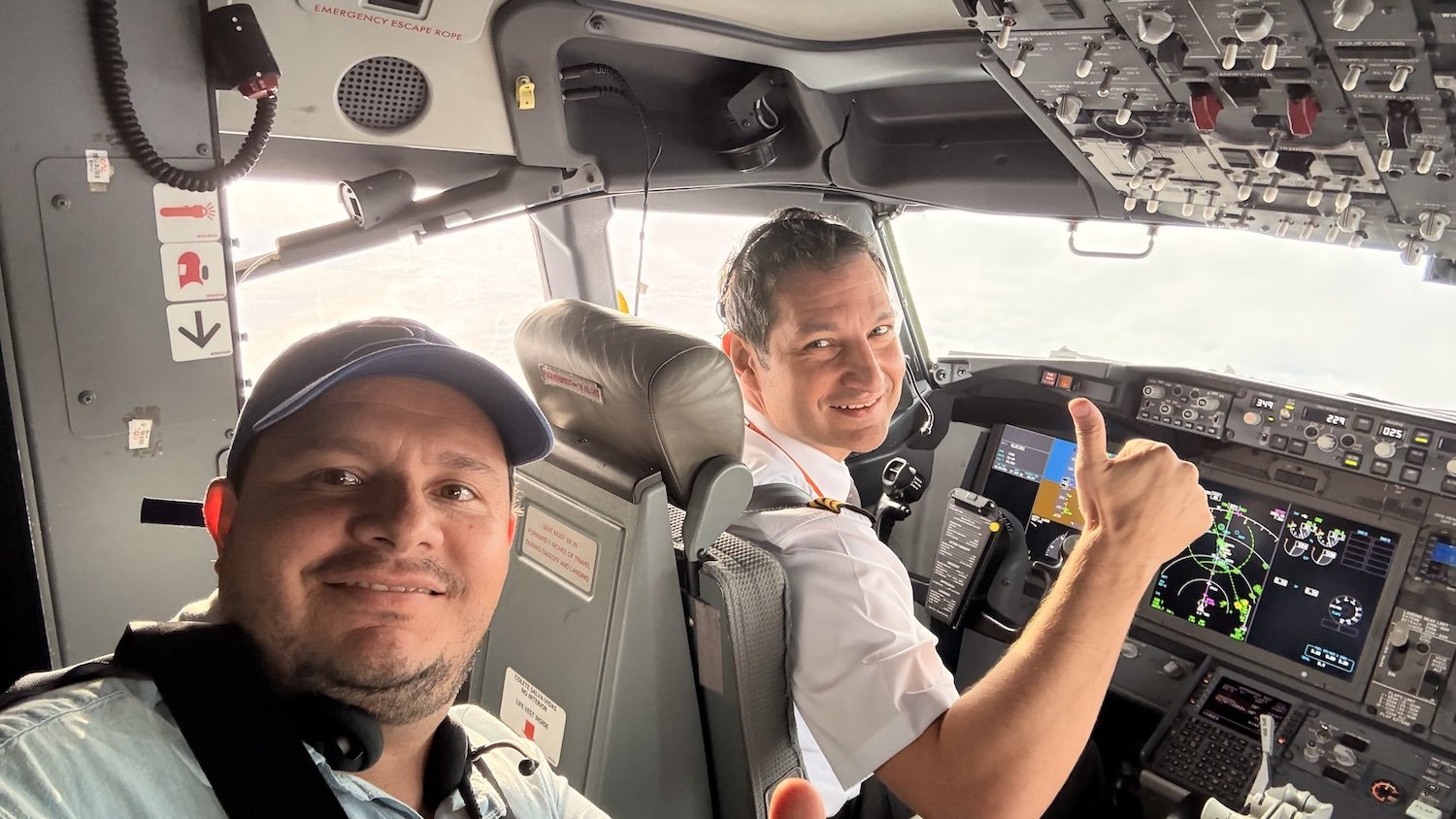 Juan Ruiz e o comandante Alexandre Gandini no cockpit de um avião da GOL
