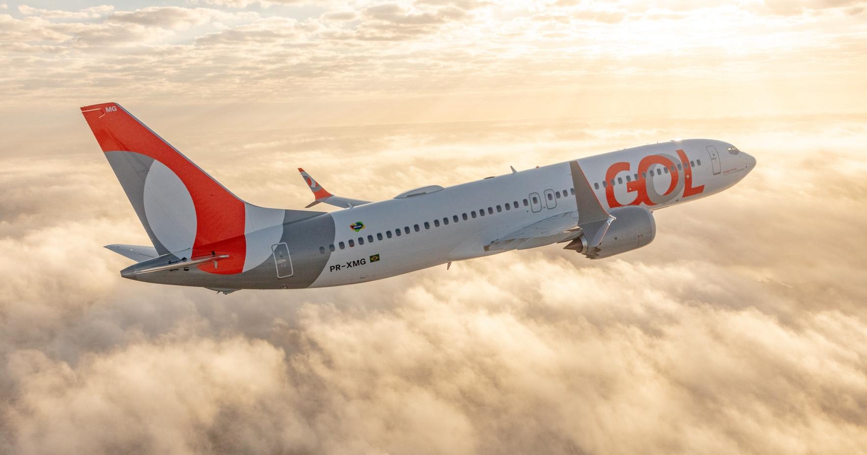 Avião da GOL em voo acima das nuvens