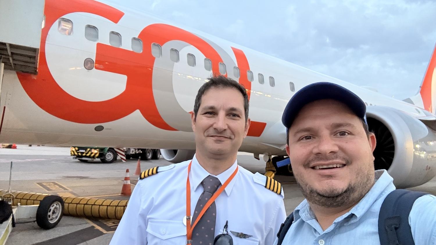 O comandante Alexandre Gandini e Juan Ruiz em frente a um avião da GOL