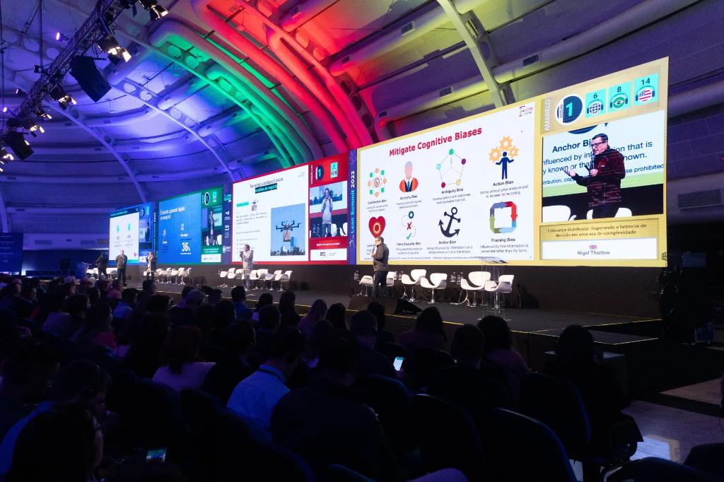 Auditório cheio durante palestra sobre liderança distribuída e vieses cognitivos no Lean Summit 2025