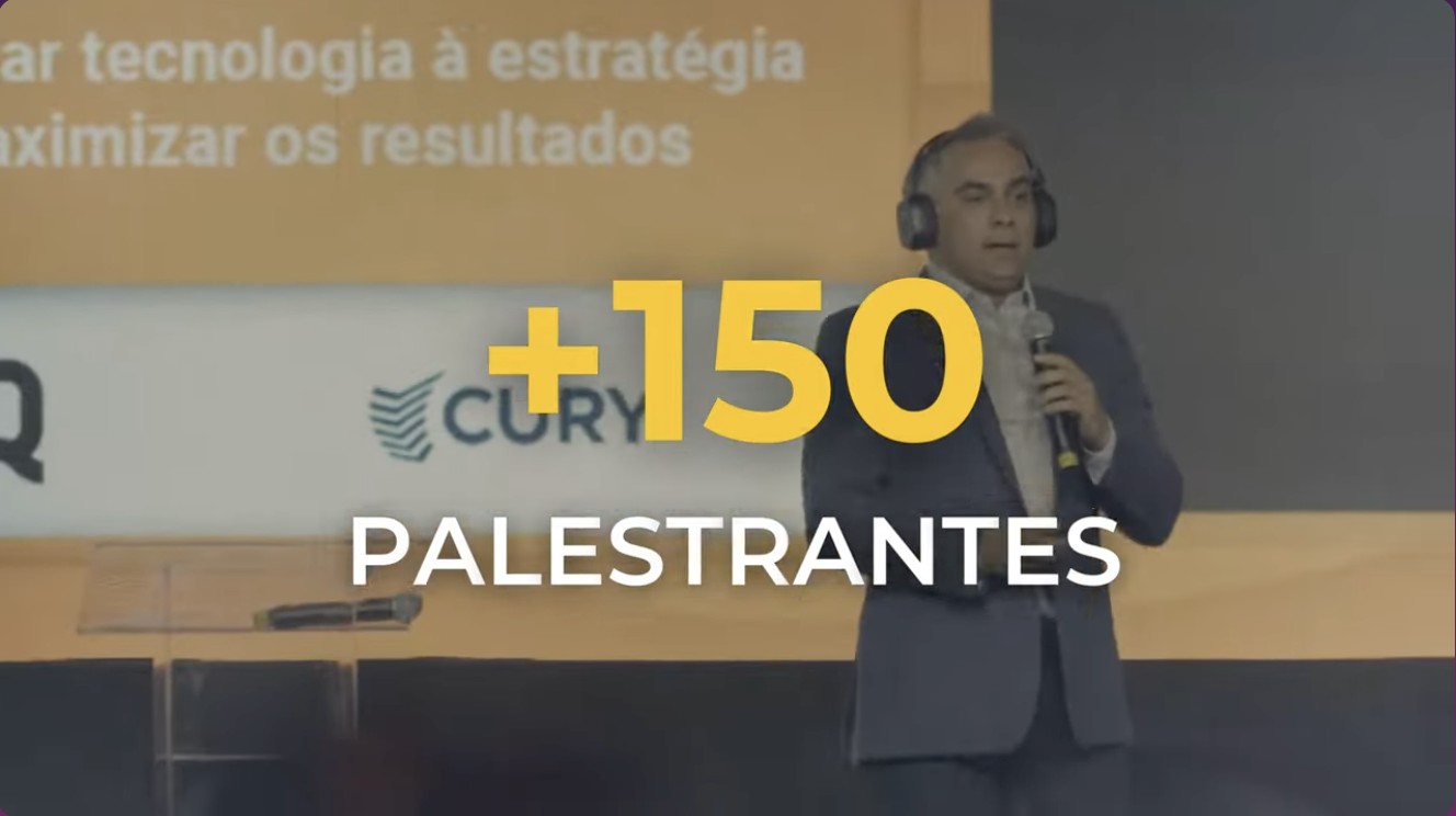 Palestrante no Lean Summit 2025 diante do painel “+150 palestrantes”