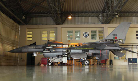 Avião F-16 em inspecção de fase Avião F-16 em inspecção de fase