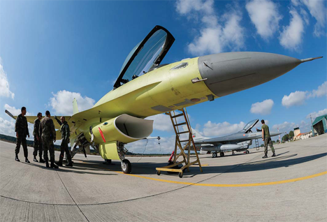 Fase final da modificação F-16/MLU. Preparação para voo de ensaio Fase final da modificação F-16/MLU. Preparação para voo de ensaio