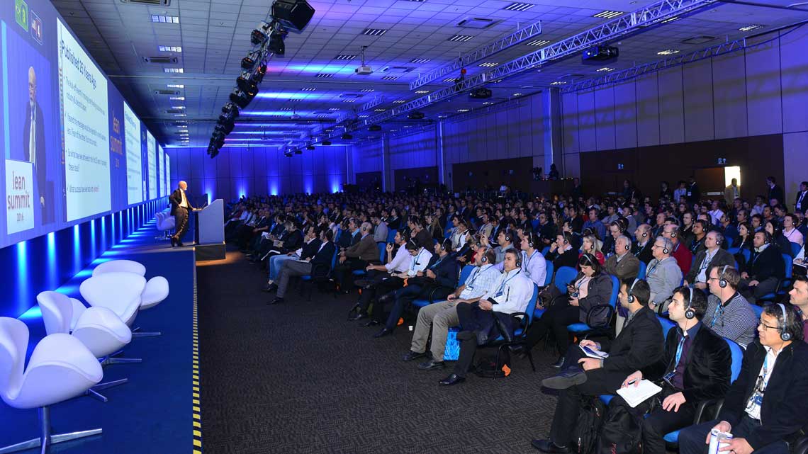 Womack palestra para o público na plenária de encerramento